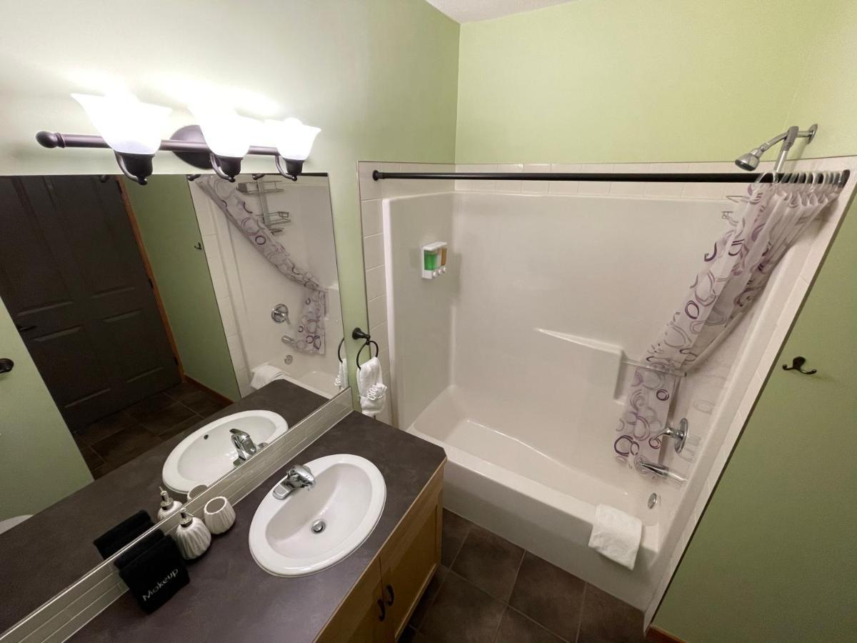 Renovated Condo, 2Br, 2Ba, Heated Pool, 3 Hot Tubs, Pets Welcome! Canmore Exterior photo