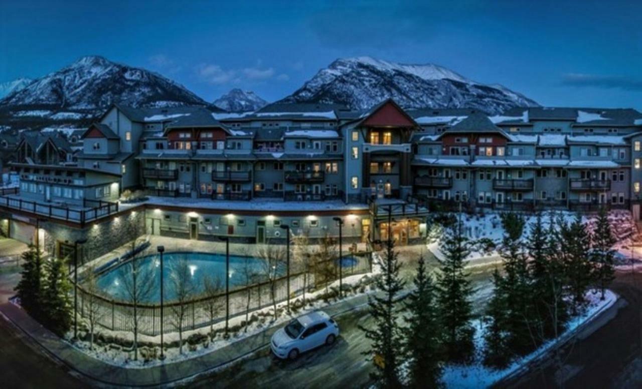 Renovated Condo, 2Br, 2Ba, Heated Pool, 3 Hot Tubs, Pets Welcome! Canmore Exterior photo